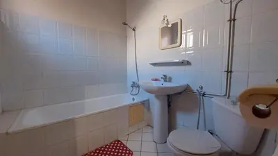 a bathroom with a sink and a toilet and a bath tub at Agréable maison familiale in Marrakech