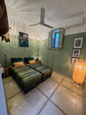 a bedroom with a bed and a ceiling at DarDabakech, proche Jemma el Fna, souk, riad, centre Medina - Maison entière de 2 à 6 personnes, possibilité 3 chambres in Marrakech