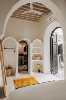 a room with white walls and an arched doorway at Maison Dar Saada in Marrakech