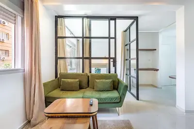 a living room with a green couch and a table at New! Chic studio, centrale Guéliz Carré Éden in Marrakech