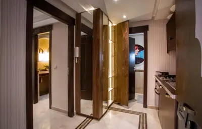 a kitchen with a mirror in the middle of a room at Logement de luxe avec piscine, hivernage in Marrakech