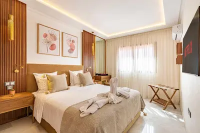 a bedroom with a large bed in a room at Magnifique appartement unique et central! in Marrakech