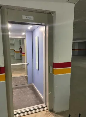 a hallway with a mirror in a room at Cosy appartement au Centre de Marrakech in Marrakech