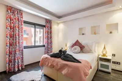a bedroom with a bed and a window at Magnifique appartement Gueliz in Marrakech