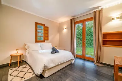 a bedroom with a bed and a window at Villa Dar Chama ,piscine privée , Au cœur de Marrakech in Marrakech