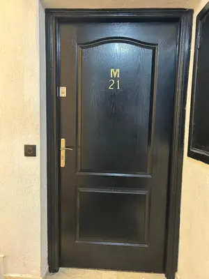 a black door with the number on it at Appartement 3 chambres Gueliz Hivernage Marrakech centre 5 Etage M21 in Marrakech