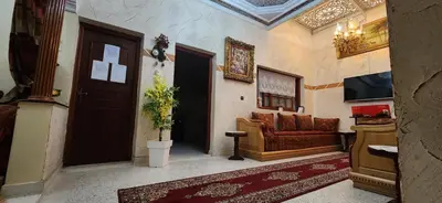 a living room with a couch and a door at Appartement Riad 5min à pied de l'aéroport in Marrakech
