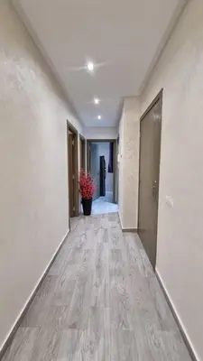 an empty hallway with a plant in the middle at Appartement Mima Marrakech Proche centre ville, cosy et spacieux in Marrakech