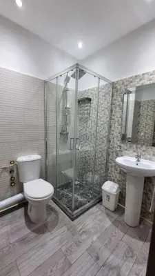a bathroom with a shower and a toilet and a sink at Appartement Mima Marrakech Proche centre ville, cosy et spacieux in Marrakech
