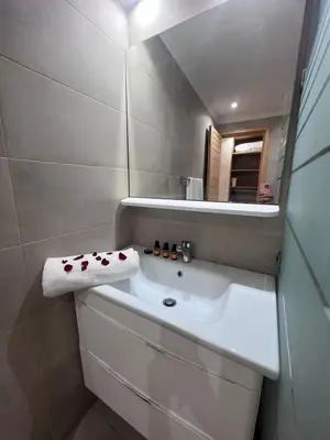 a white bathroom with a sink and a mirror at RoofTop avec Terrasse Centre Gueliz in Marrakech