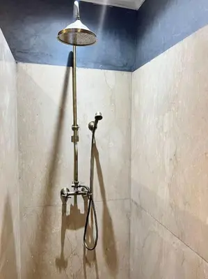 a light in a corner of a shower with a wall at Appartement sur Majorelle in Marrakech