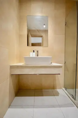 a bathroom with a sink and a mirror at Studio chic cosy au centre de l'hivernage marrakech in Marrakech