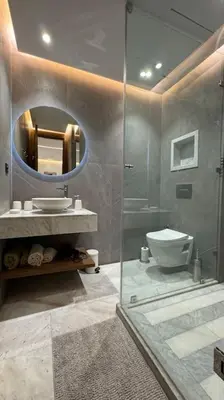 a bathroom with a shower and a toilet and a mirror at Appartement neuf et cosy au coeur de Guéliz in Marrakech