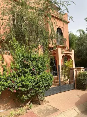 an old building with a gate and a bush at Villa Gioia et Luna Garden City-Services All-inConciergerie in Marrakech