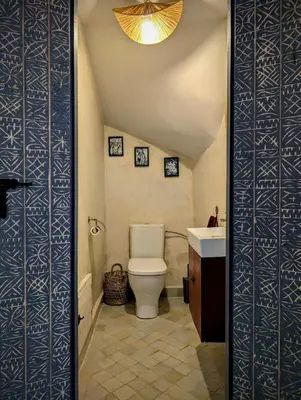 a bathroom with a toilet and a sink at Riad LISA 6 personnes in Marrakech
