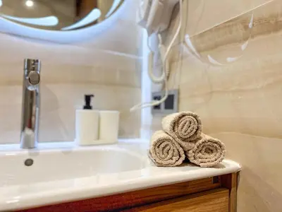 a bathroom with a sink and a tub with towels at Appartement neuf 1 Ch - 5 min de la gare in Marrakech