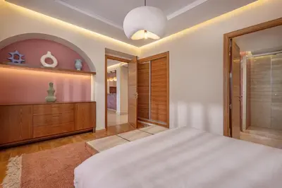 a bedroom with a large bed and a window at Magnifique appart Moderne à Gueliz in Marrakech