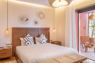 a bedroom with a white bed and a window at Magnifique appart Moderne à Gueliz in Marrakech