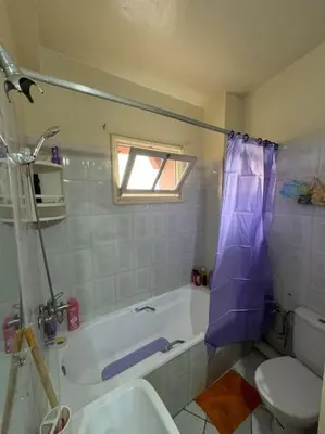 a bathroom with a tub and a toilet and a sink at appartement Holiday relais près musée Saint-Laurent in Marrakech