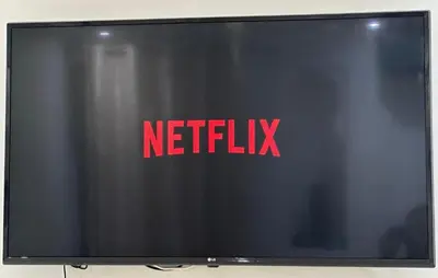 a television screen with a netflix sign on it at Studio T2 vu sur piscine in Marrakech