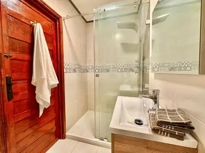 a bathroom with a sink and a shower at Triplex spacieux et familial avec une vue panoramique in Marrakech