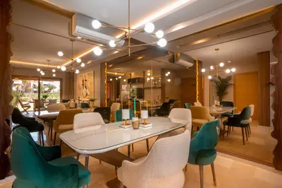 a dining room with a table and chairs at Appartement exceptionnel avec golf in Marrakech