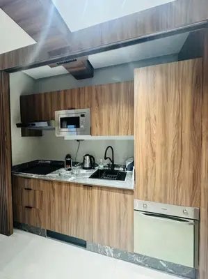 a kitchen with a stove and a microwave at Sublime Appartement 1 chambre WIFI à Marrakech in Marrakech