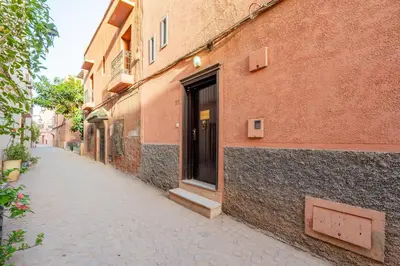 an empty alley with a door on the side of a building at Riad SWAN-exclusif - Piscine chauffée - Petit déjeuner in Marrakech