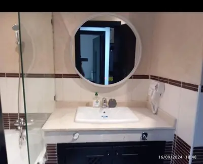 a bathroom with a sink and a mirror at Chic et Cosy deux chambres avec Piscine in Marrakech