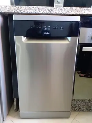 a microwave oven sitting on top of a kitchen counter at Appartement avec piscine Guéliz in Marrakech