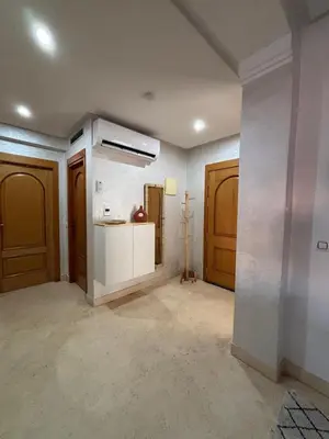 an empty room with a kitchen with a stove at Appartement Piscine à Marrakech in Marrakech