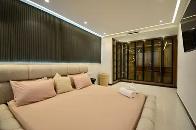 a bedroom with a large bed with pink pillows at Appartement De Luxe à Marrakech avec jacuzzi piscine et vue panoramique in Marrakech