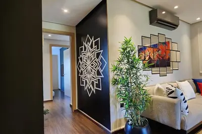 a living room with a couch and a painting on the wall at Appartement Central, vue Piscine-Golf, Lac et Montagne de L'atlas in Marrakech