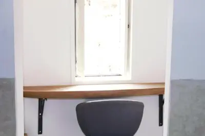 a window sill with a desk and a chair under it at Maison traditionnelle au cœur de la Médina in Marrakech