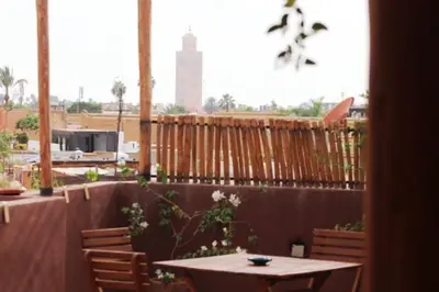 a patio with a table and chairs and a fence at Maison traditionnelle au cœur de la Médina in Marrakech
