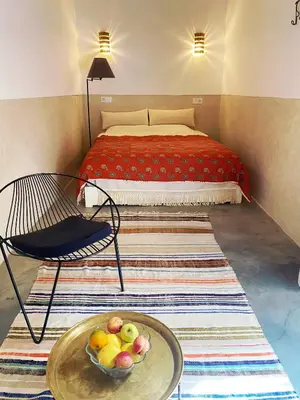 a room with a bed and a bowl of fruit at Maison traditionnelle au cœur de la Médina in Marrakech