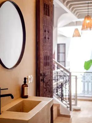 a bathroom with a sink and a mirror at Riad Abati Piscine Privee avec Petit dejeuner et Terrasse in Marrakech