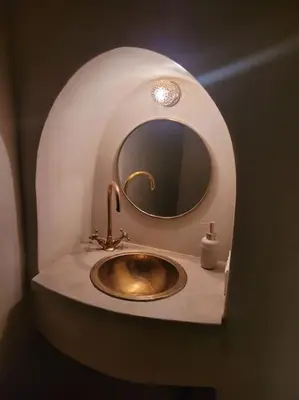 a bathroom with a gold sink with a mirror at Dar Amazigh mit 3 Schlafzimmern in Marrakech