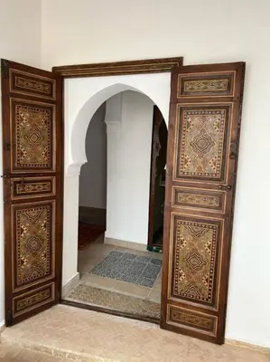 an entrance to a room with a wooden door at Riad Dar Habiba 120m2 in der Medina mit Terrasse in Marrakech