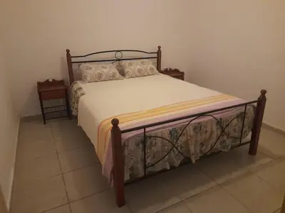 a bed in a room with a bedskirtspectspectssenalsenalsenalsenalsenal at Appartement mhamid lkwass in Marrakech