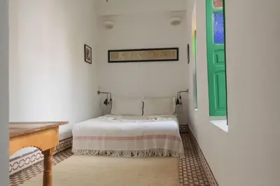 a small bedroom with a bed and a table at Riad Moulaty 205m2 in der Medina mit Terrasse in Marrakech