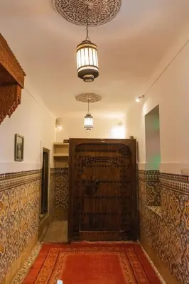 a hallway with a large wooden door in a building at Riad Moulaty 205m2 in der Medina mit Terrasse in Marrakech