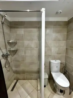 a bathroom with a toilet and a shower at Resort med 24t sikkerhet og basseng - nærme Gueliz in Marrakech