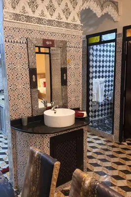 a bathroom with a sink and a mirror at appartement au cœur du Madina in Marrakech