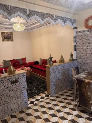 a living room with a red couch in a room at appartement au cœur du Madina in Marrakech