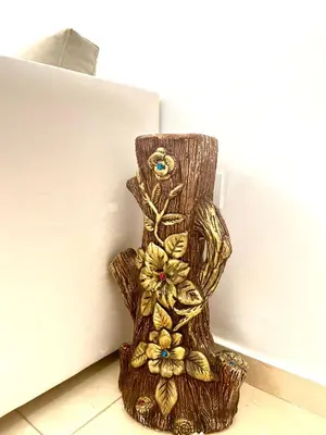 a wooden stand with flowers on it sitting on the floor at Le Paradise- Cosy, doux et Proche Centre in Marrakech