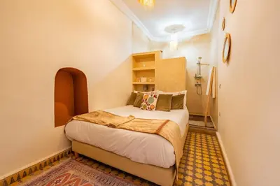 a small bedroom with a bed in a room at Riad 3 chambres - petit déjeuner gratuit - Top position in Marrakech
