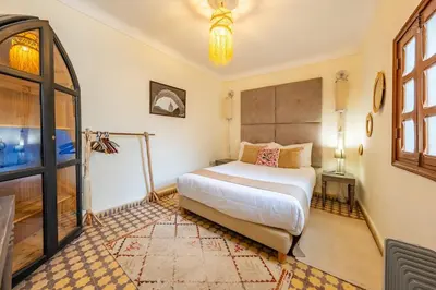 a bedroom with a large bed and a window at Riad 3 chambres - petit déjeuner gratuit - Top position in Marrakech