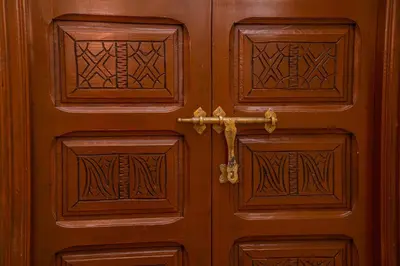 a pair of wooden doors with a metal handle at Riad 3 chambres - petit déjeuner gratuit - Top position in Marrakech