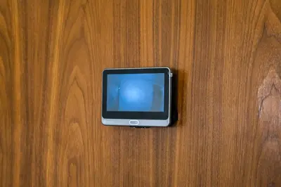a small television sitting on top of a wooden table at Style et Comfortable au Centre de la Ville in Marrakech